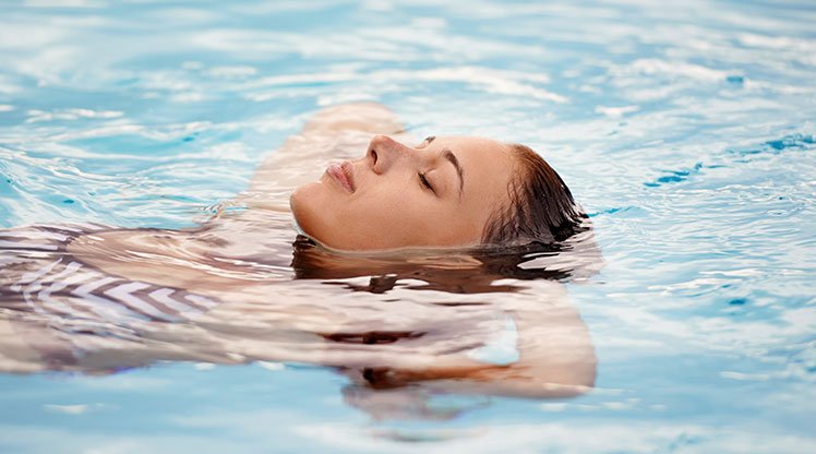 Frau treibt auf dem Wasser